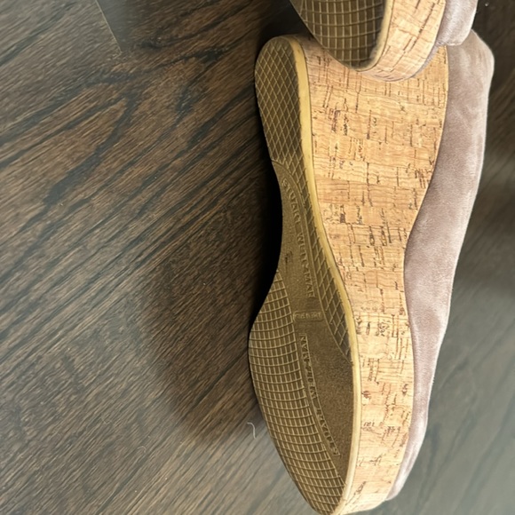 Stuart Weitzman Anna suede wedges in Haze size 8.5. - Picture 7 of 9